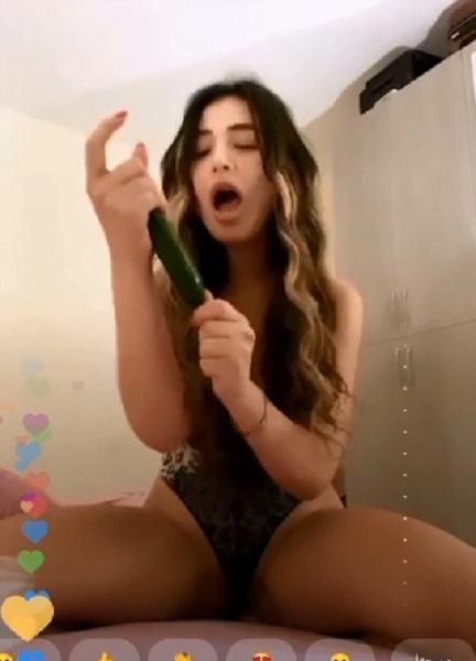 شرموطة لبنانية تلعب بنفسها