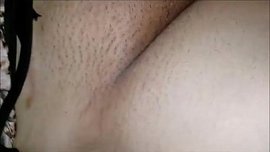 سكس مراته لسه حالقة شعرتها يلعبلها في كسها بصباعه وينيكها